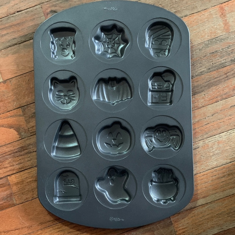 Wilton Halloween Non-Stick Baking Pan with Dark Finish